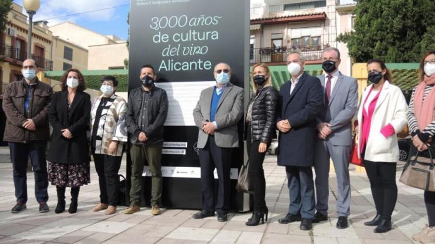 Villena acoge una exposición sobre la historia del vino de Alicante.