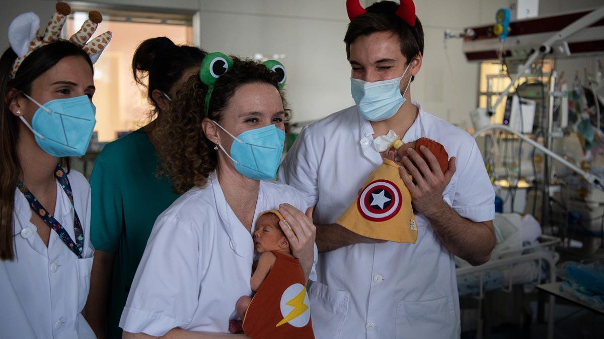 Neonatos de la maternidad del Hospital Clínic de Barcelona, disfrazados por carnaval