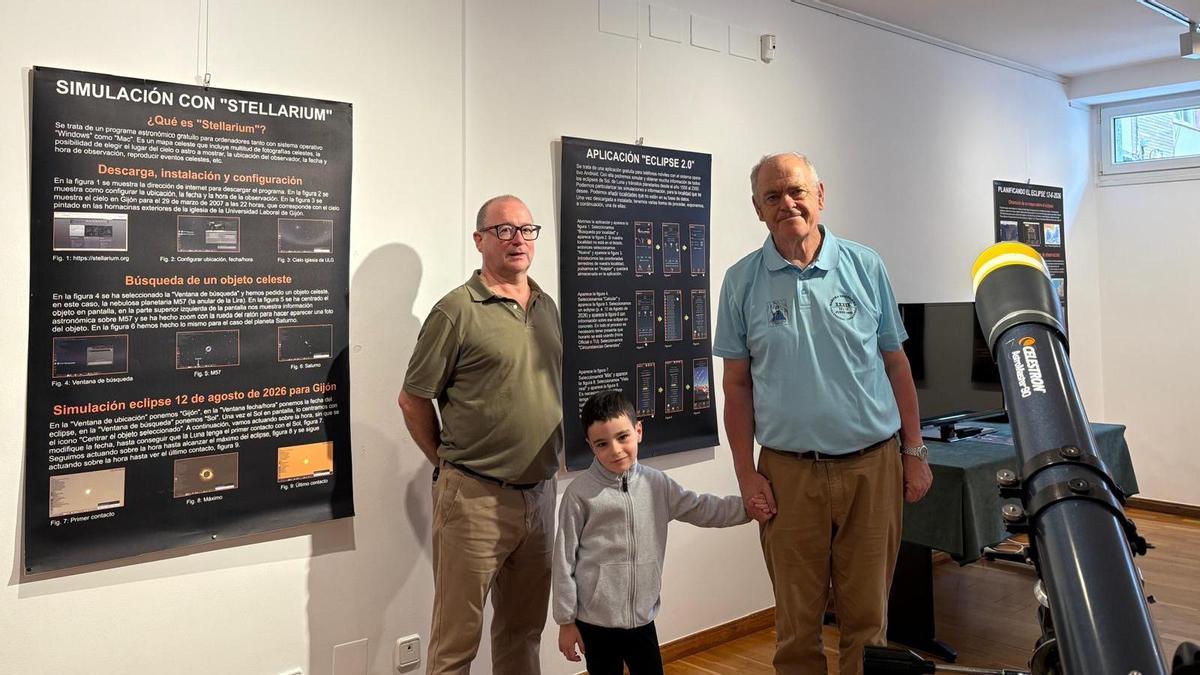 Paco Menéndez, a la izquierda, y Santiago Gándara, junto al pequeño Marcos Mutuas, en la Fundación Alvargonzález.