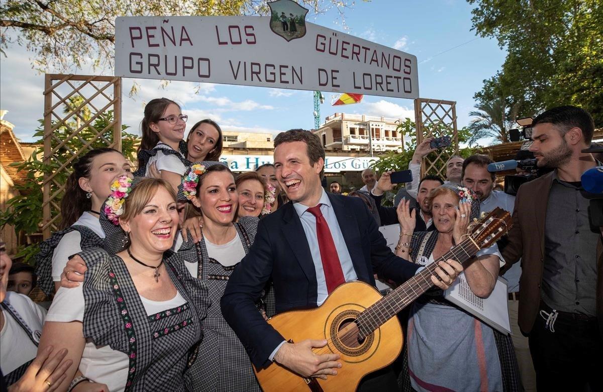 El candidato del PP, Pablo Casado, se arrancó a cantar en su visita a Murcia.