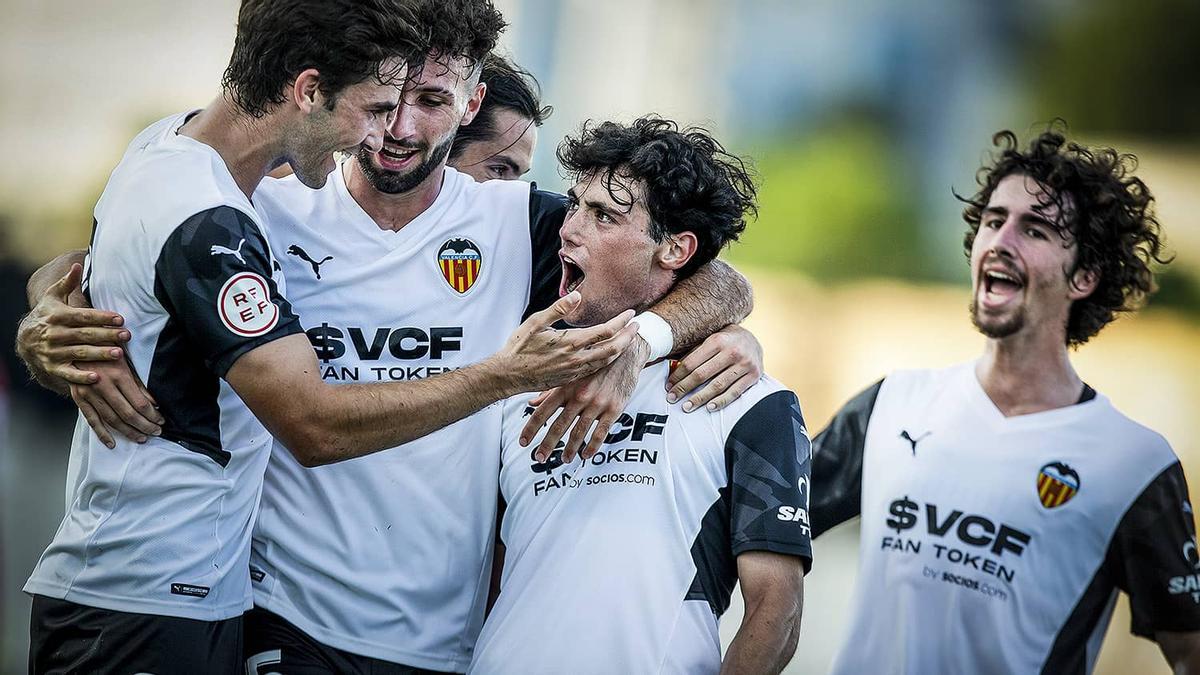 El Valencia Mestalla celebra un gol
