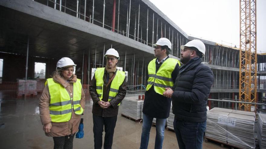 Eloína Núñez, Jesús Vázquez Almuiña, José López Campos y Manuel Vázquez, esta mañana, en las obras del nuevo centro de salud. // Bernabé / Cris M.V.