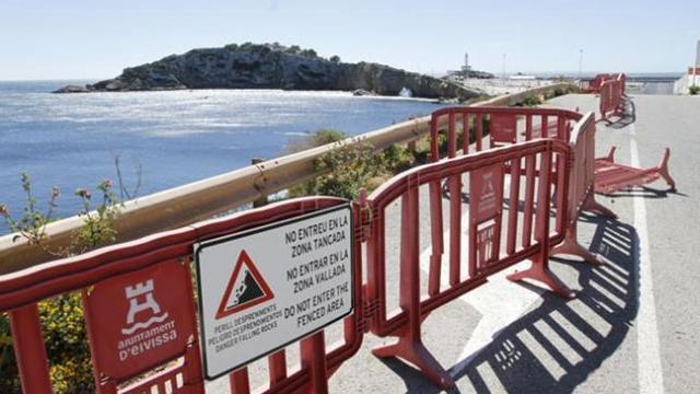 Las vallas de plástico serán sustituidas por otras de hormigón.