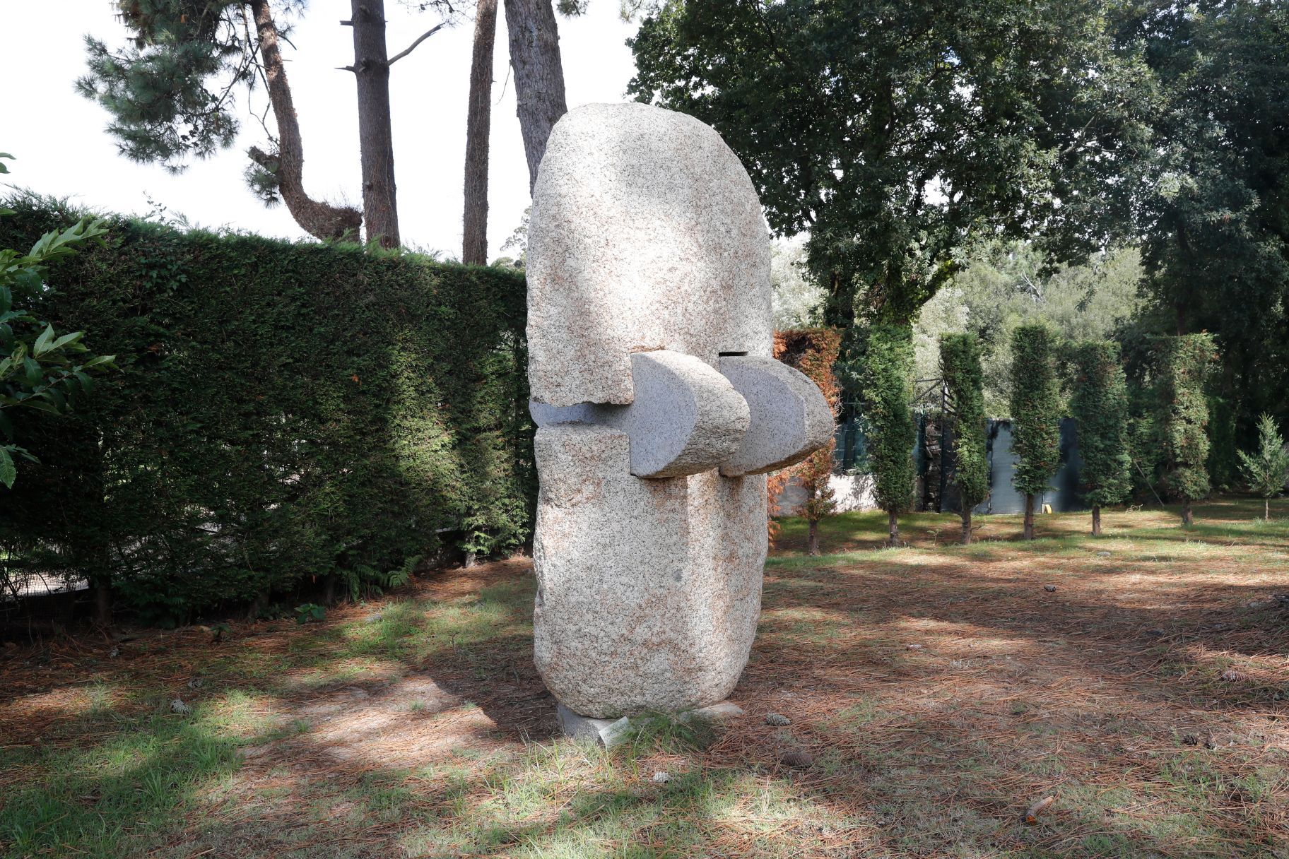 Manolo Paz, el escultor que penetra en la piedra