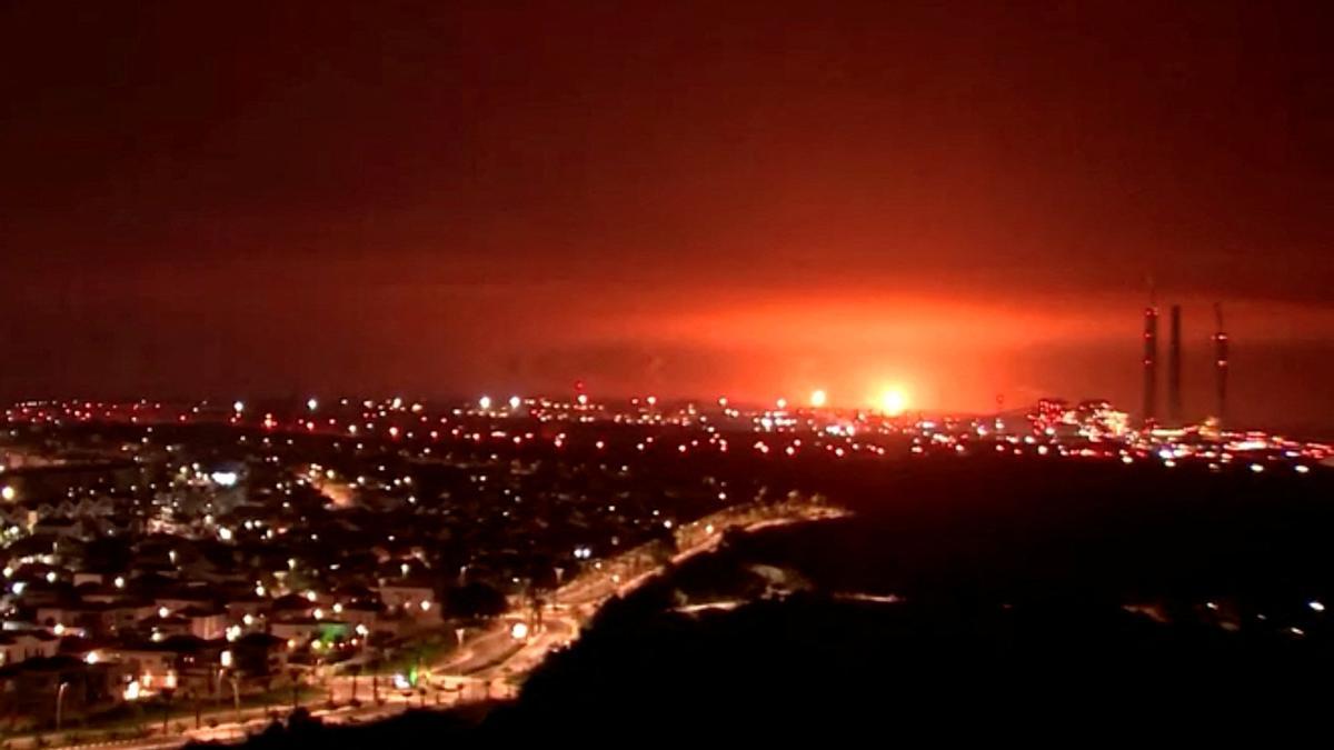 Heavy bombardment seen on Israel-Gaza border at night