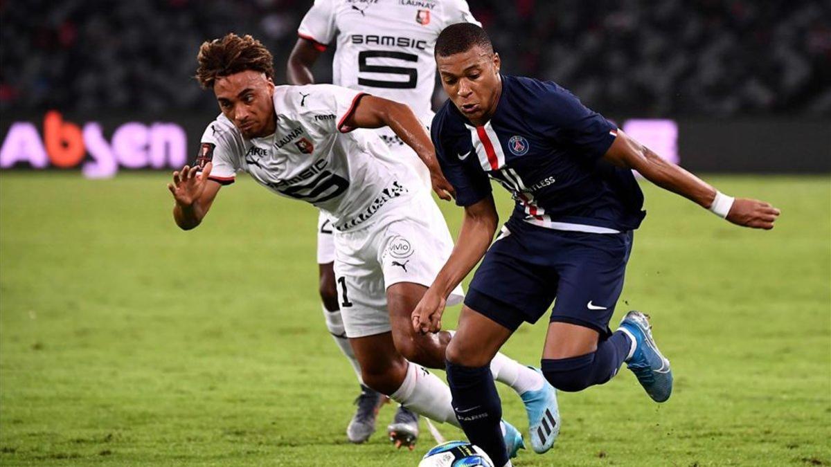 Mbappé se intenta desmarcar de un defensor en la Supercopa de Francia