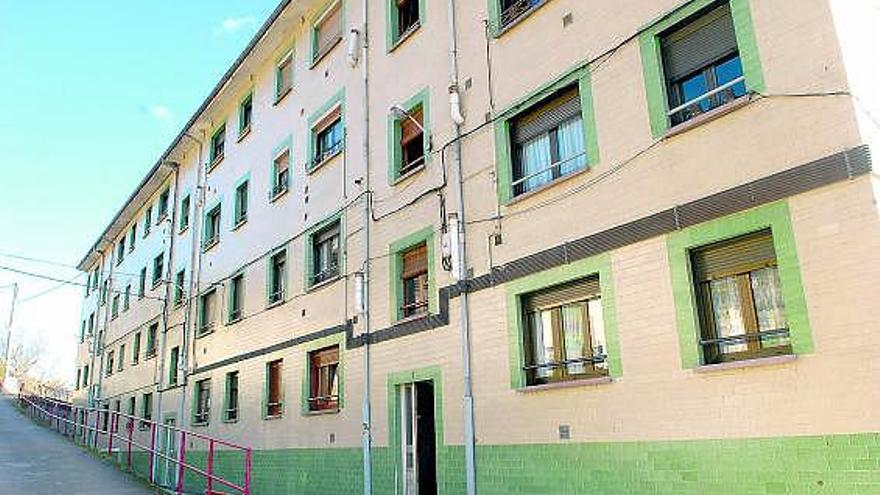 El edificio del barrio de Alperi donde se produjo la fuga, localizada en el bajo que se encuentra a la izquierda del portal.