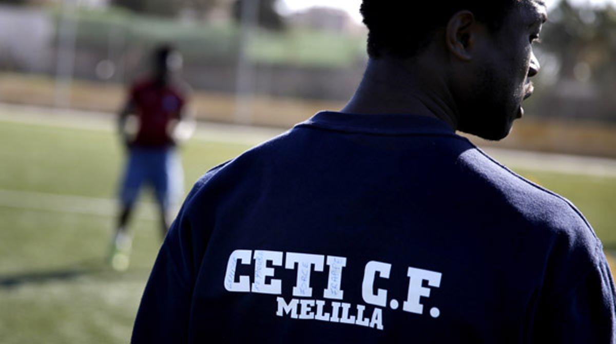 Els immigrants del CETI juguen en un equip de futbol classificat en els primers llocs de la taula a Melilla