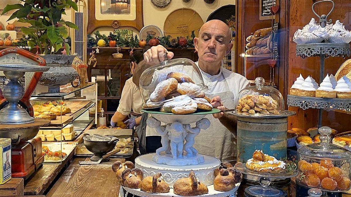 Tomeu Arbona, en el escaparate de la pastelería Fornet de la Soca (Palma de Mallorca).