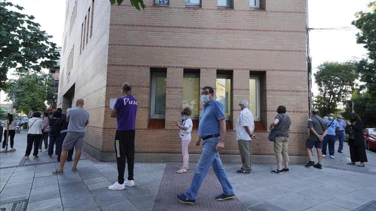 El principal sindicato médico en Madrid va a la huelga ante el colapso en primaria