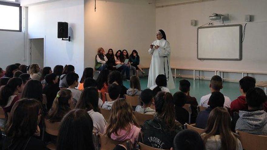 Ahir, sor Lucía Caram va oferir una xerrada a alumnes del centre