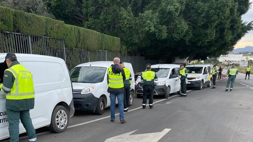 Agentes de la Guardia Civil en un control de tráfico sobre furgonetas