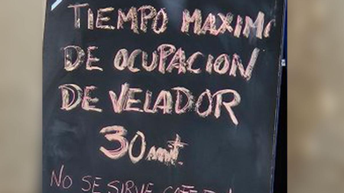 Imagen de un bar de la Macarena que pone un tiempo límite en sus veladores.