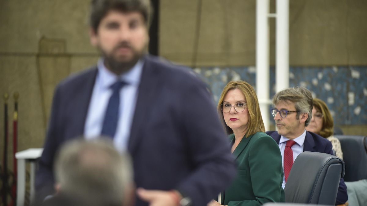 Isabel Franco, durante una sesión de control a Fernando López Miras.