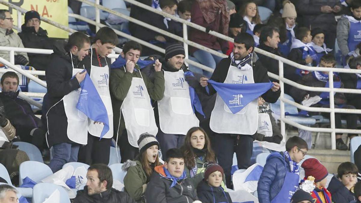 La afición de la Real pasó de la fiesta a la indignación