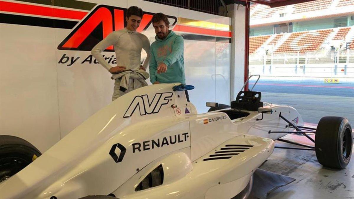 Alonso junto a Vidales en el box de Renault