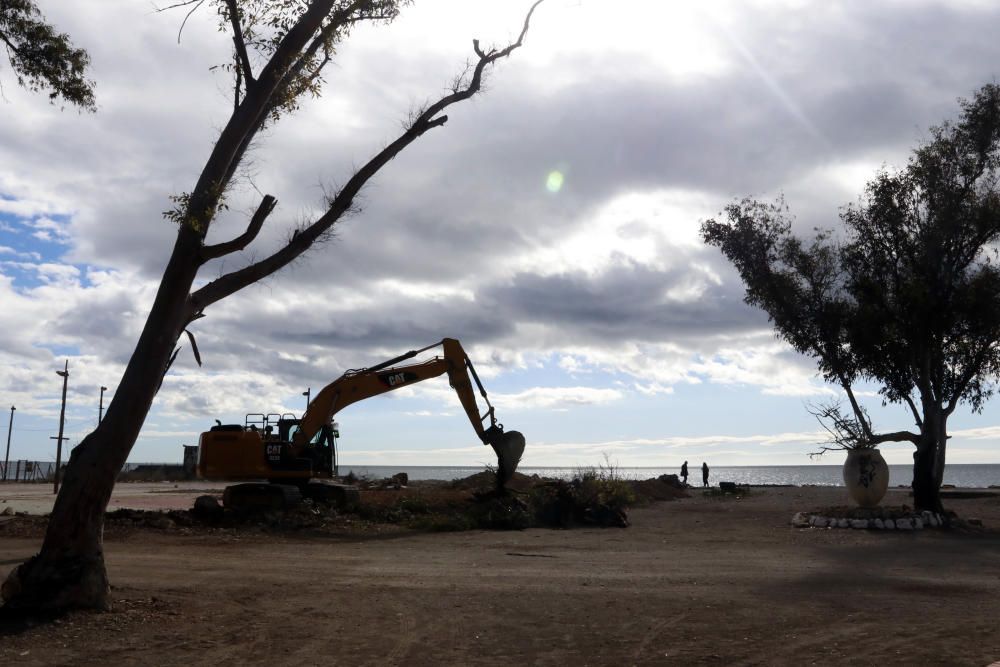 Trabajo de demolición de las antiguas pistas de tenis e instalaciones sin uso de los Baños del Carmen.