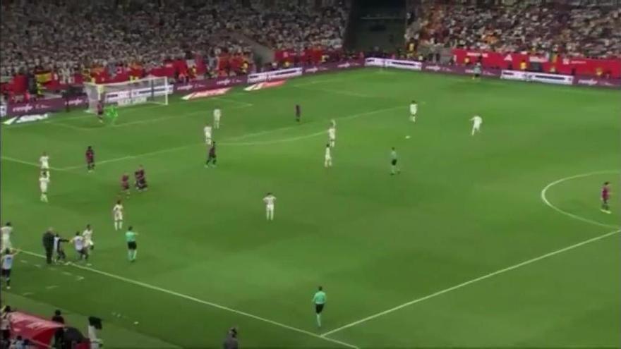 Rüdiger enloqueciendo después de ser expulsado en la final de Copa