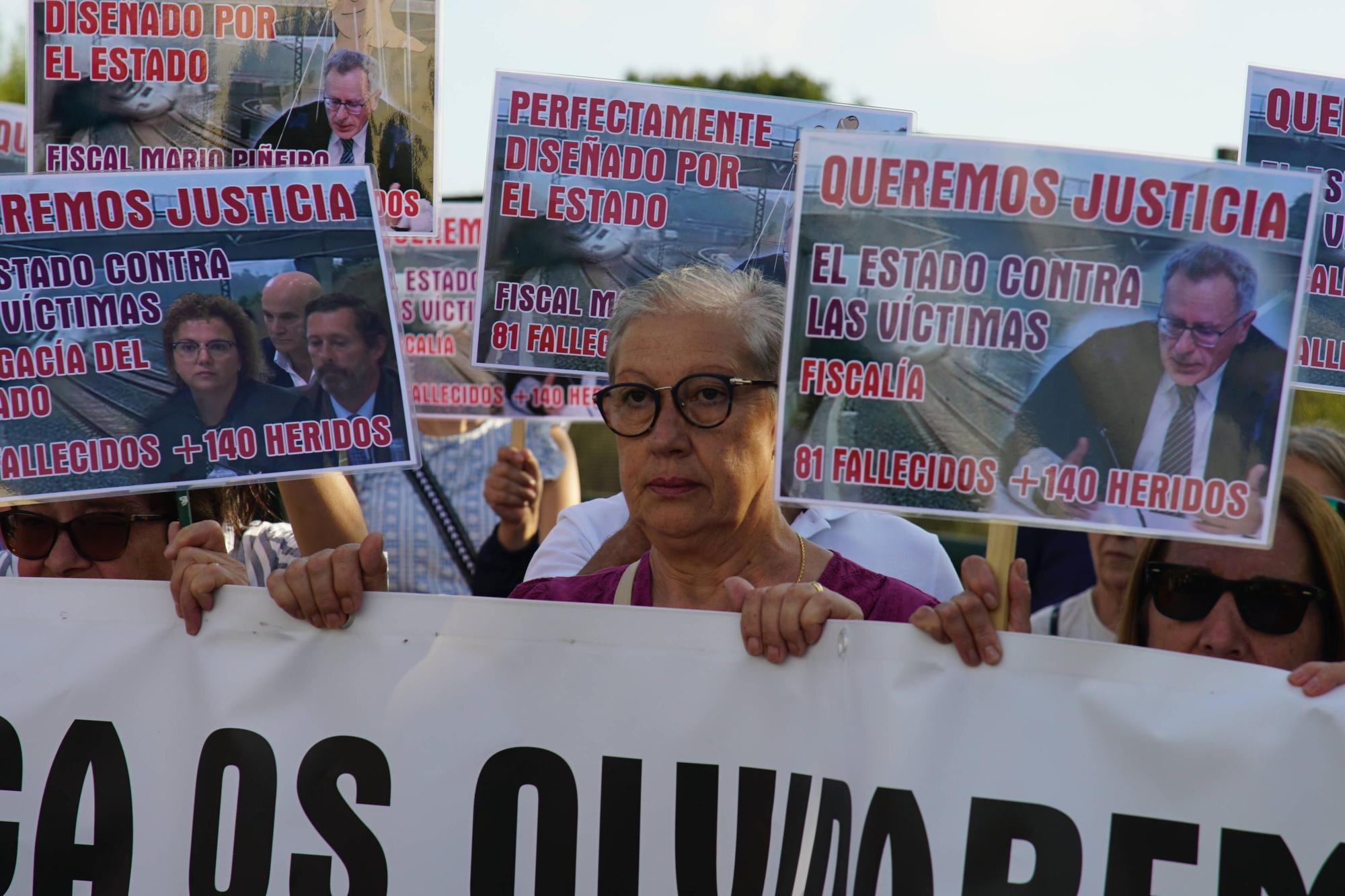 Familiares y víctimas del descarrilamiento se manifiestan en Santiago