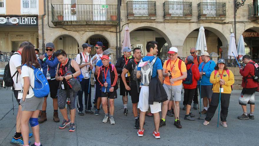 Los deportistas del Special Olympics, haciendo el Camino de Santiago, desde Ourense. |   // I. OSORIO