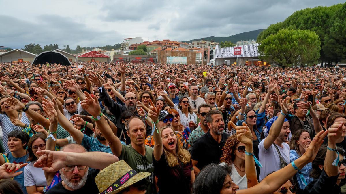 El festival atrae a miles de personas a la playa de A Concha.