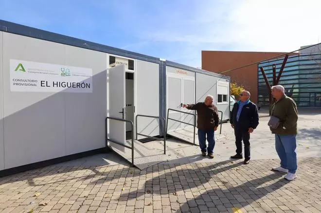 Pacientes mayores ya reciben atención sanitaria en los módulos instalados por la Junta en El Higuerón