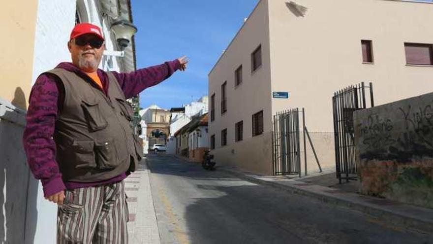 Francisco Jesús Jiménez, en el bloque de la Trinidad en el que convive con okupas y que construyó su padre sobre el negocio familiar.