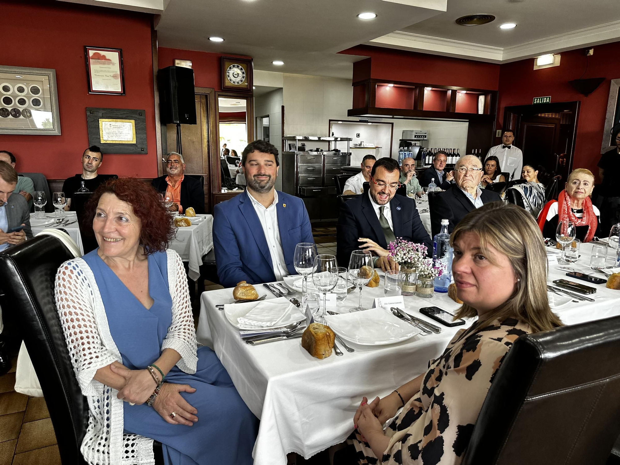 EN IMÁGENES: El homenaje póstumo al hostelero Álvaro López en su casa y coincidiendo con la Bienal de Arte