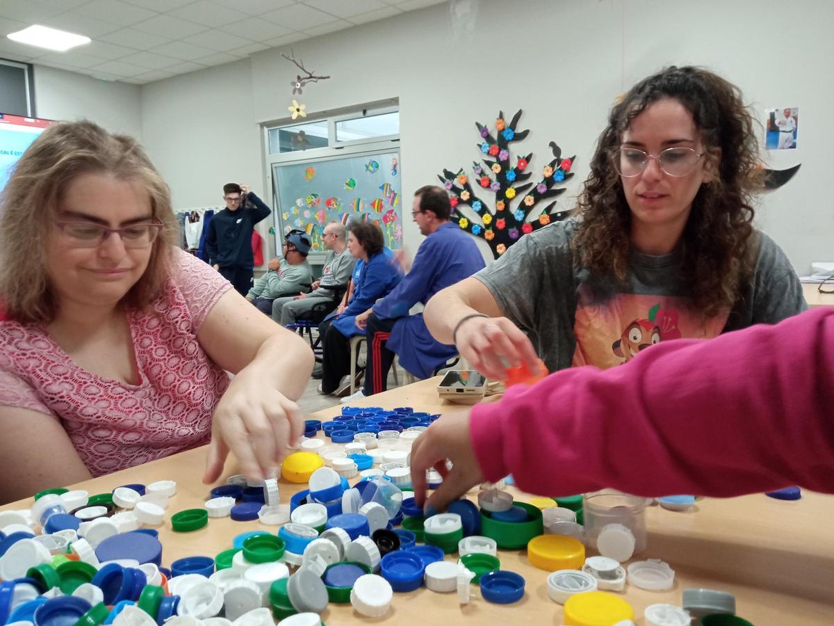 Selección de plásticos no obradoiro Diversiplás, da asociación Íntegro.