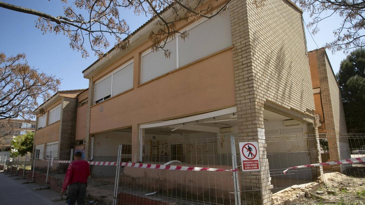 El CEIP Orba antes de ser derribado.