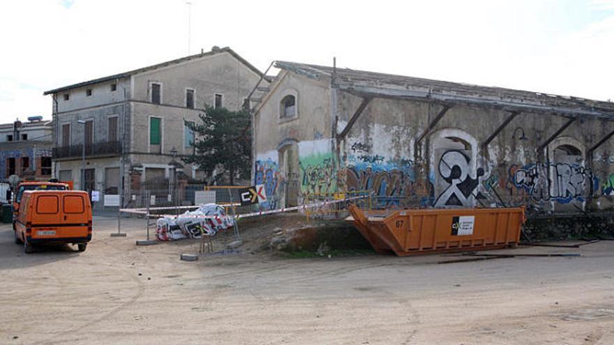 L&#039;edifici es troba encerclat per tanques i no es permet estacionar en l&#039;aparcament que hi ha a la zona.