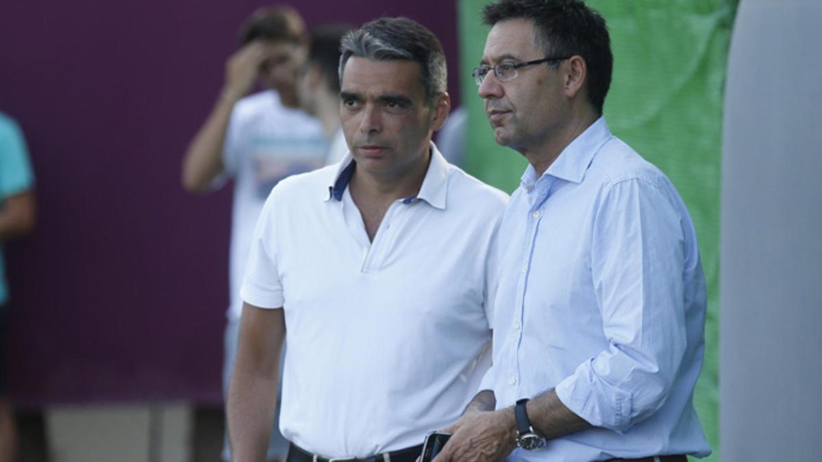 Albert Soler y Josep Maria Bartomeu durante el entrenamiento del Barça del 23 de julio