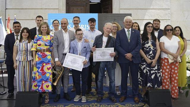 En el centro, Rafael Carracedo, Borja Gómez y Alfonso Pexegueiro, junto a miembros de la corporación.