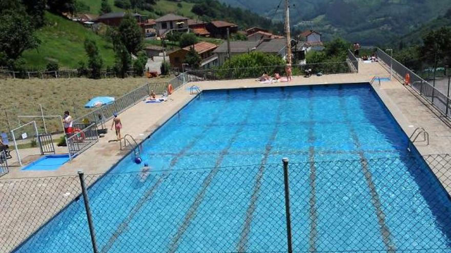 Turón y Paxío ya tienen abiertas  sus piscinas al aire libre para combatir el calor