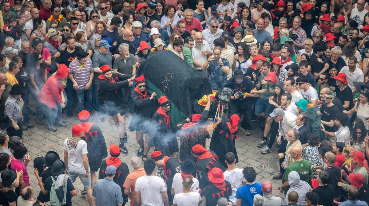 La Guita Xica a la plaça, vestida amb mantellina
