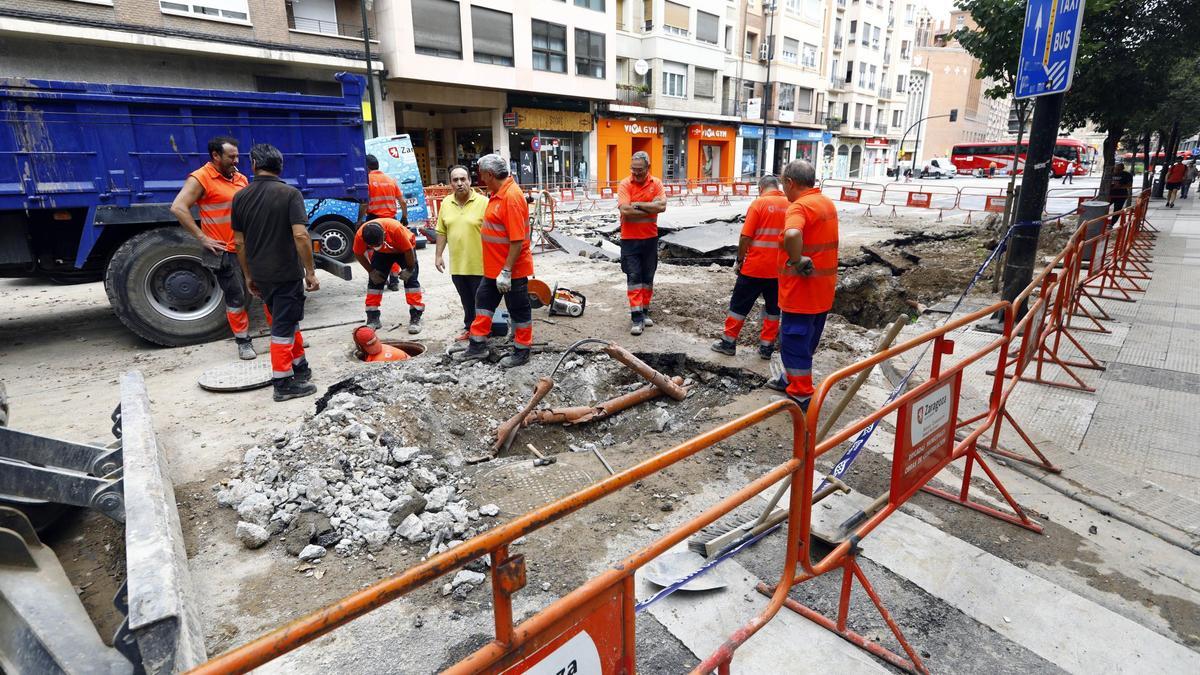 Operarios trabajan en Hernán Cortés horas después del reventón (26-8-23)