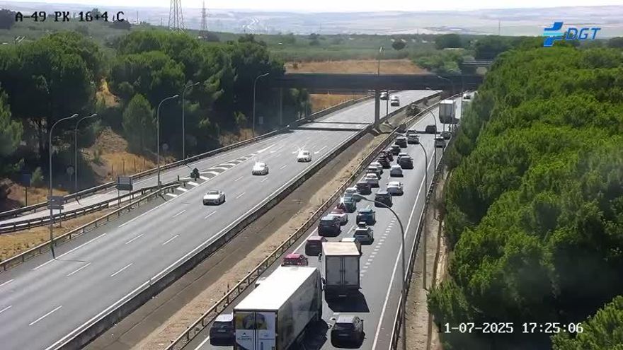 Un accidente en la A-49 complica la operación salida de fin de semana hacia Huelva