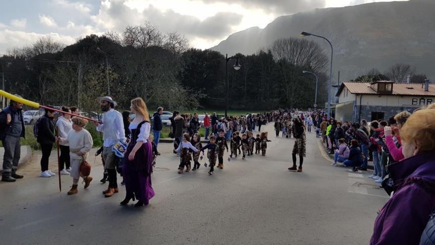 Minidesfile del antroxu en Llanes