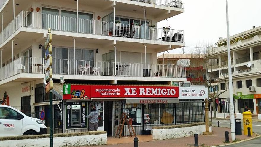 Los operarios han desmontado el cartel del Xe Remigio. | A. P. F.