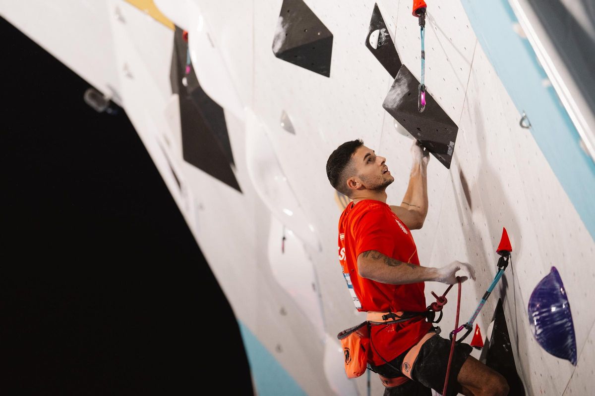El español Alberto Ginés durante la final de la Copa del Mundo de Escalada en Madrid.