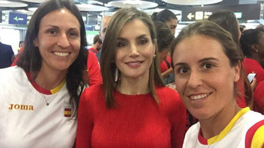 Arantxa Parra (d) y Anabel Medina (i),posan junto a la reina Letizia.