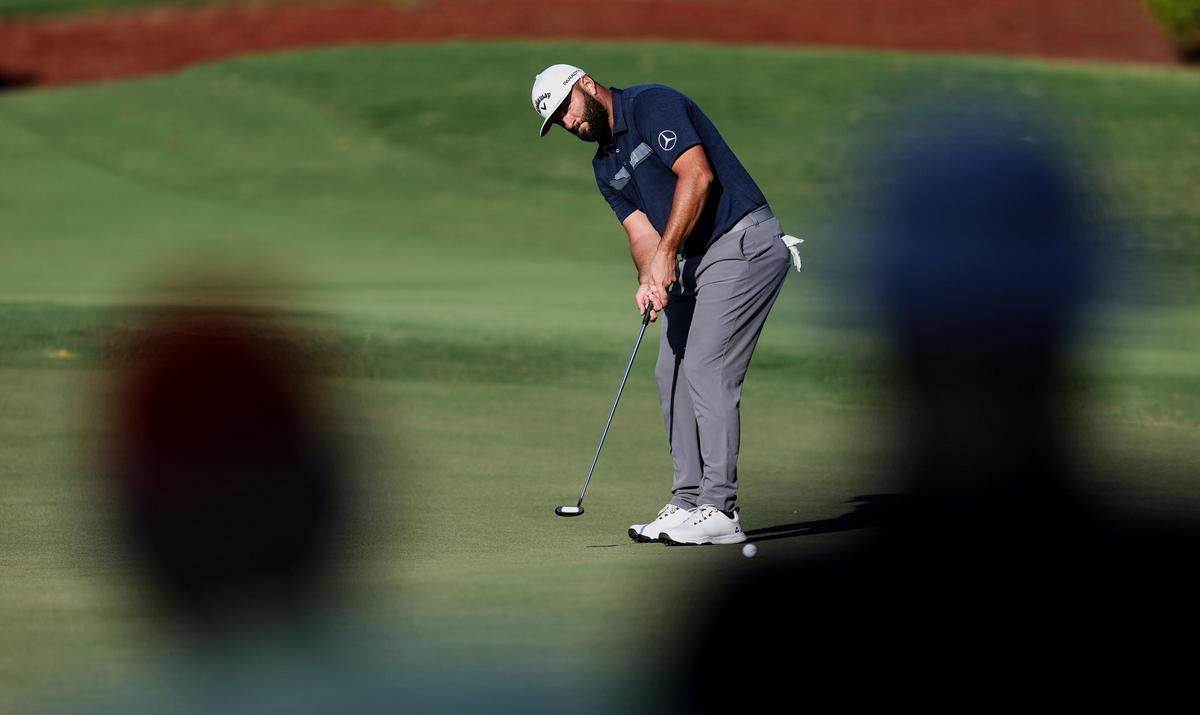 Jon Rahm lanza un putt durante la segunda vuelta del torneo en Dubai