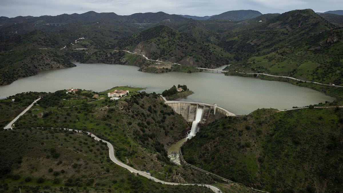Vista aérea del embalse de Casasola, en el término municipal de Almogía en Málaga. /