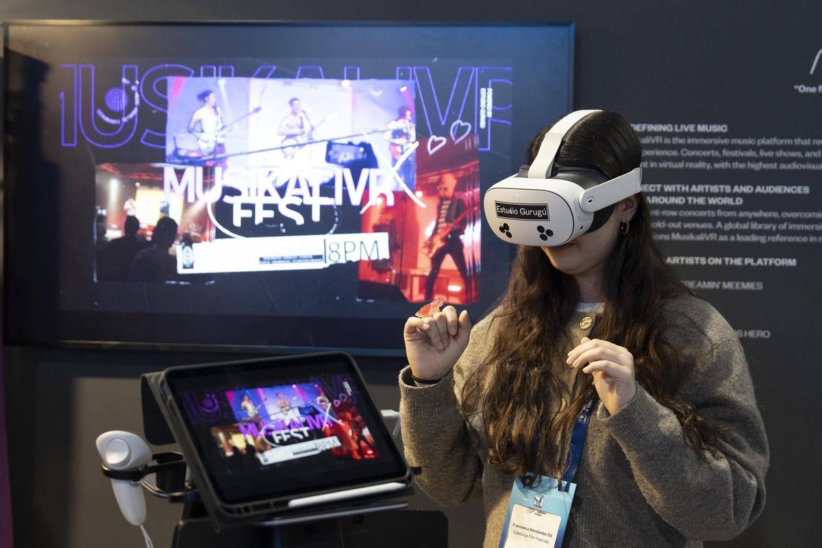 Una visitante del ISE 2026 prueba la solución del Estudio Gurugurú para ver conciertos en Realidad Virtual