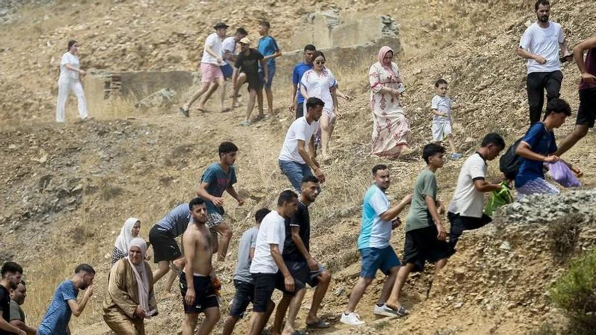 Miles de jóvenes marroquíes llegaron el pasado jueves a la frontera entre Castillejos (Marruecos) y Ceuta para tratar de cruzar la valla que separa las dos ciudades.