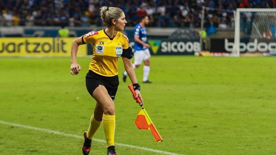 Neuza Back, ejerciendo de linier en un partido de la Copa Libertadores.