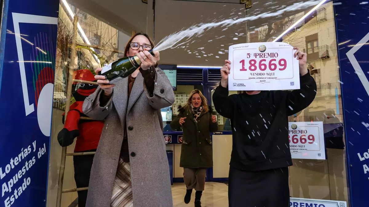 1.600 décimos de un quinto premio de la Lotería caldean la Navidad en Alcoy