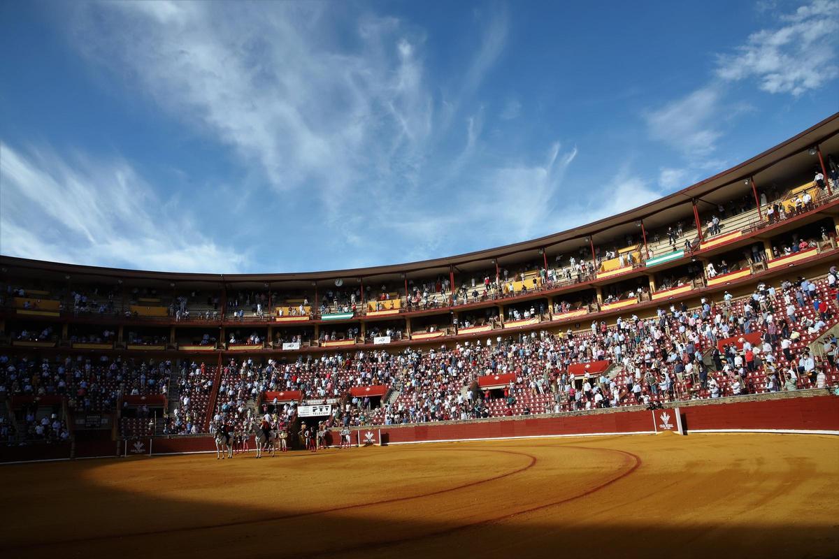 La plaza de toros de Los Califas, una tarde de la Feria de Mayo.