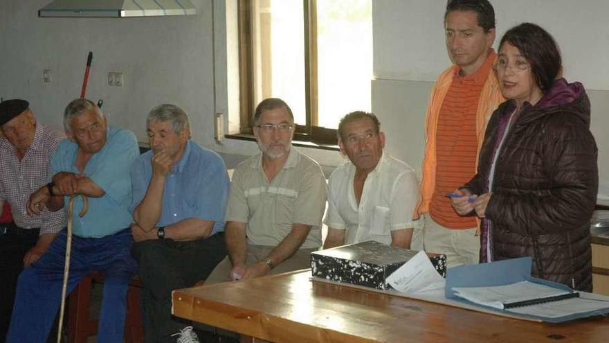 Reunión de propietarios en 2013 para informarse sobre la concentración de Sarracín.