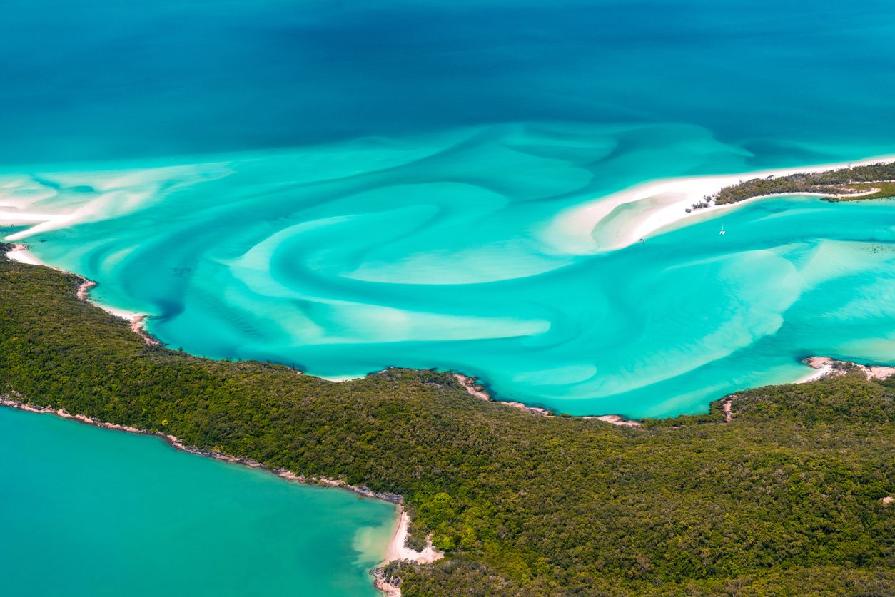 Whitehaven ofrece formaciones de arena blanca en espiral y aguas cristalinas.